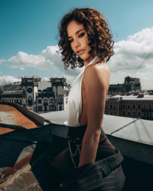 Alyona Savastova Instagram - Спасибо, прекрасные девочки 🤍 Ph / prod @stacy_photograph
Ph assist @irna1is
Style @anastasia_sokolova__
Mua @annet_uln
Hair @valeria_mour_mua