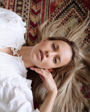 Alyona Savastova Instagram - Я и ковёр ☀️ photo @kapralovalive