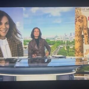 Alysson Paradis Instagram - Merci a cette fée @leila_kaddour @france2 
#lemanteaudejanis du si talentueux @alainteulie au @theatremontparnasse du mardi au samedi a 21h et le dimanche a 15h avec mon tendre @lelievremass qui signe aussi la mise en scène avec @delphine_piard.
@alexistregarot @kmms_75 @pgkmms