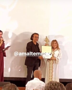 Amale Temmar Instagram - اثناء تكريمي بمهرجان الارز العالمي بافران بين زملاءي الفنانين والاعلاميين  و ساكنة افران الجميلة،وكل صيف وانتم بالف خير  @naima___collection  شكرا naimacollection