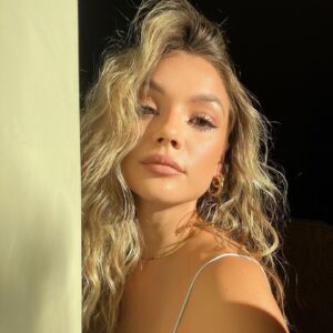 Amalia Williamson Instagram - Soaking up those last summer rays ft. @jessimaejewelry ✨