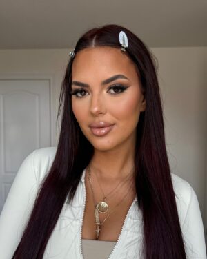 Amanda Boily Paleovrahas Instagram - We love a snatched Photoshoot Glam ✨ x @amandaboilyp 

#hair @haircoast.extensions @chelsaquino 

—

#montrealmakeupartist #makeupartist #makeup #hairtransformation