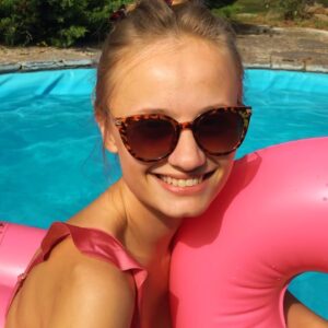Amanda Hermiine Künnapas Instagram - Influenceri raske elu 😖😖🦩 #intex please sponsor me 🙂 #pool #flamingo #summerandfriends #jaanid