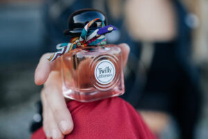 Amanda Hermiine Künnapas Instagram - Can you keep a secret? 😏🍃 ✨Twilly d'hermés✨ Developed by perfumer Christine Nagel with the desire to make an optimistic, lively and youthful fresh floral scent.🌼 "The scent of the Hermès girls."🤹🏼‍♀️ ☀️For this creation, the perfumer was inspired by the free, bold and unpredictable spirit of young girls.💪🏼👊🏼💃🏼 Photo: Alina Birjuk .
 #ginger #sandalwood #tuberose 🌿
