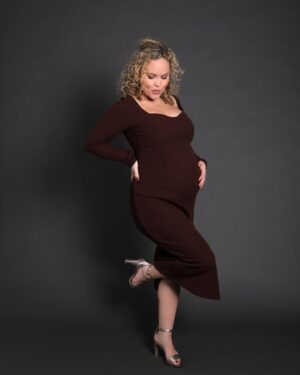Amanda Jane Cooper Instagram - Oh baby! So grateful for this blessing. It’s wild to think that each one of us began this way. An absolute miracle. 🥹

These photos were taken at the beginning of January by @christopherboudewyns and let me tell you, my belly is much bigger now   ain’t no way I can currently wear heels! 😅 Such a gift to feel through all the stages. 

Some favs that’ve helped: @oofos slides, @tommyjohnwear Downtime Pajama Set (size up for belly!)   @wearkizik slip on sneakers (game changer)…

Photos by @christopherboudewyns 
HMU by @katnejatbeauty