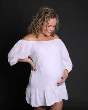 Amanda Jane Cooper Instagram - Oh baby! So grateful for this blessing. It’s wild to think that each one of us began this way. An absolute miracle. 🥹

These photos were taken at the beginning of January by @christopherboudewyns and let me tell you, my belly is much bigger now   ain’t no way I can currently wear heels! 😅 Such a gift to feel through all the stages. 

Some favs that’ve helped: @oofos slides, @tommyjohnwear Downtime Pajama Set (size up for belly!)   @wearkizik slip on sneakers (game changer)…

Photos by @christopherboudewyns 
HMU by @katnejatbeauty