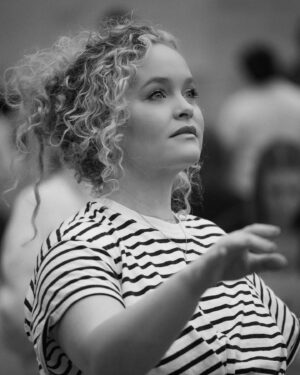 Amanda Jane Cooper Instagram - Boston, we’re here! 👑 So excited for this next leg of the journey. Previews begin July 16th and we open on August 1st! Can’t wait for you to see what we’ve been building. @qovmusical @kchenoweth #qovmusical @emersoncolonial 

Rehearsal photo by the incredibly talented and generous @drewxphotography @drewelhamalawy