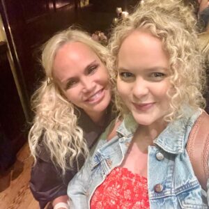 Amanda Jane Cooper Instagram - Can’t say enough about the gift it is to be part of @qovmusical. Every day is creative bliss. Led by @kchenoweth, our queen on stage and off. 

Tickets for our pre-Broadway Boston run at @emersoncolonial are going fast so get yours soon! July 16 - August 25. 👑

3rd photo by @lindseyferrentino