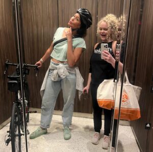 Amanda Jane Cooper Instagram - Can’t say enough about the gift it is to be part of @qovmusical. Every day is creative bliss. Led by @kchenoweth, our queen on stage and off. 

Tickets for our pre-Broadway Boston run at @emersoncolonial are going fast so get yours soon! July 16 - August 25. 👑

3rd photo by @lindseyferrentino