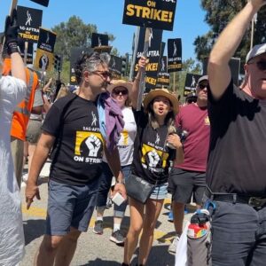 Amanda Wyss Instagram - A powerful day at Universal. It was packed. We took over the street in front of the studio. (As they’ve  blocked off the sidewalk) Many labor unions coming together. In support. #strongertogether @sagaftra  @wgawest @iatse @liuna_local724 @teamsters #laborunions #unionstrong #fairpay #residuals 
My picket partner @itskaricoleman 💪🏻