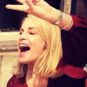 Amanda Wyss Instagram - Hey!! Have a great weekend ✌🏻
#grainyphoto