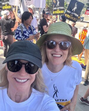 Amanda Wyss Instagram - A powerful day at Universal. It was packed. We took over the street in front of the studio. (As they’ve  blocked off the sidewalk) Many labor unions coming together. In support. #strongertogether @sagaftra  @wgawest @iatse @liuna_local724 @teamsters #laborunions #unionstrong #fairpay #residuals 
My picket partner @itskaricoleman 💪🏻