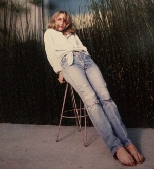 Amanda Wyss Instagram - Laidback New Year flashback 
Grace, Peace, Ease, Love, Joy, Health
Working to allow myself to open up to more of all of it 🌟 Sending you love