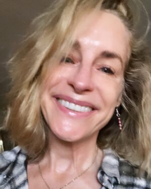 Amanda Wyss Instagram - Hey! Happy almost Holidays! 
Sending you love wherever you are ❤️

Candy cane earrings @chickymoo
#nomakeup #shiny #love