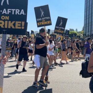 Amanda Wyss Instagram - A powerful day at Universal. It was packed. We took over the street in front of the studio. (As they’ve  blocked off the sidewalk) Many labor unions coming together. In support. #strongertogether @sagaftra  @wgawest @iatse @liuna_local724 @teamsters #laborunions #unionstrong #fairpay #residuals 
My picket partner @itskaricoleman 💪🏻