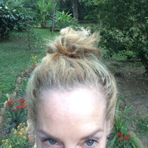 Amanda Wyss Instagram - Happy Weekend 👀
