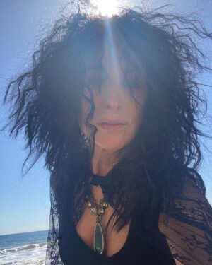 Amanda Wyss Instagram - Beach hair, don’t care ☀️🌊
#mayhem