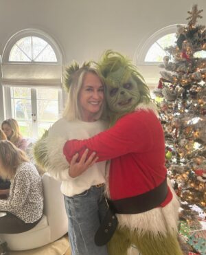 Amanda Wyss Instagram - Thank you @barbaracrampton for a magical holiday party. You’re amazing! So many lovely women… and one Grinch. So much fun!! 🎄
@chelseastardust @mslinshaye