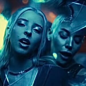 Amar Sotomayor Instagram - En el nuevo video “offline” de @itsyoungmiko  y @feid ! Boricua en la casa, representando! Siempre agradecida de trabajar con gente superrrrr talentosa y de buena vibra! Agradecida a @germanlegarreta y a la producción por confiar, bendiciones y nos fuimos offline, Namaste y TE CALLAS! 🇵🇷💻🧚🏻#amarsotomayor #actriz #model #modelo #singer #cantante #transgender #transgenero #trans #transexual #mtf #transwoman #transmodels #transactress #puertorican #puertorico #lgbtq #pride #blondehair #boricua #losangeles #california #fashion #offline #tattoo #youngmiko #feid #videomusical #musicvideo #workingactor
