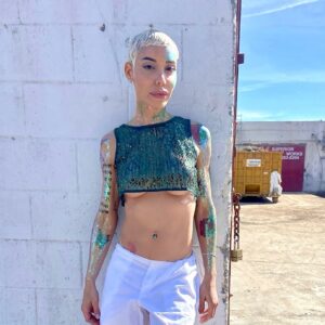 Amar Sotomayor Instagram - En el nuevo video “offline” de @itsyoungmiko  y @feid ! Boricua en la casa, representando! Siempre agradecida de trabajar con gente superrrrr talentosa y de buena vibra! Agradecida a @germanlegarreta y a la producción por confiar, bendiciones y nos fuimos offline, Namaste y TE CALLAS! 🇵🇷💻🧚🏻#amarsotomayor #actriz #model #modelo #singer #cantante #transgender #transgenero #trans #transexual #mtf #transwoman #transmodels #transactress #puertorican #puertorico #lgbtq #pride #blondehair #boricua #losangeles #california #fashion #offline #tattoo #youngmiko #feid #videomusical #musicvideo #workingactor