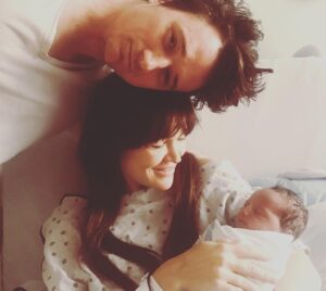 Amaryllis Fox Instagram - Magical hours and days these are.
.
Baby Bobby arrived safe and snug on January 7th at 6:27 pm. She’s named for her father, grandfather and great grandfather, carrying their legacy into a future where women stand shoulder to shoulder with their fathers, brothers, and sons to do the work of love in the world. May she hold in her heart their fathomless commitment to human dignity, peace among nations, and protection of our natural world.
.
During this pregnancy, Bobcat and I traveled many thousands of miles together, visiting distant corners of this beautiful earth, working with some of the world’s most poor and finding, again and again, human spirit so rich.
.
After that long journey, this littlest fur cub was born on the first day of epiphany, the season set aside by ancient christians to mark the realization that love vanquishes all. As I hold her softly breathing in my arms, surrounded by love in our warm den, that couldn’t feel more fitting.
.
Every day, we, each of us, experience the mysteries of life, of love, of family, of grace. May we revel in the vastness of the great beauty we share, strengthened to bridge the small details we do not. May we do right by one another, friends and strangers alike. Look after one another, protect one another, love one another the way we do our littlest ones. Because in the end, each of us is just a baby grown. Each of us, a caretaker in waiting. Destined to save and savor one another. United in a community I can only dream may one day be as filled to overflowing as our little bear pack feels tonight. 🐾❤️