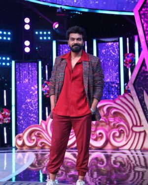 Ambati Arjun Instagram - It’s a heavy duty to try to do everything and please everybody. ...
Entertainment is in art like color in pictures. ...
Entertainment is there to improve people’s quality of life. ...
The sound and music are 50% of the entertainment in a movie. #bbutsavam @starmaa #bb7 #bb7telugu