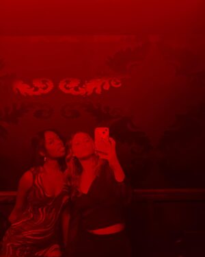 Amber Reign Smith Instagram - POV: it’s your company’s holiday party and I’m your date 🎁