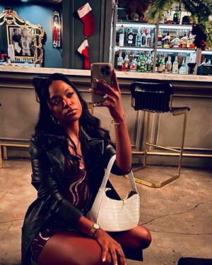 Amber Reign Smith Instagram - POV: it’s your company’s holiday party and I’m your date 🎁