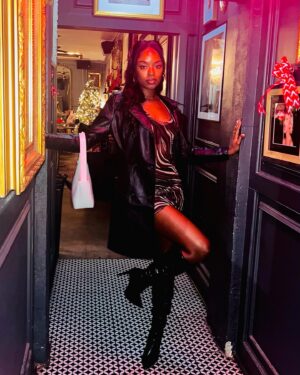 Amber Reign Smith Instagram - POV: it’s your company’s holiday party and I’m your date 🎁