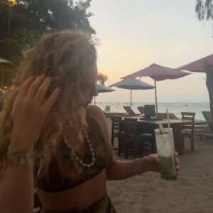 Amelia Clarkson Instagram - Back to life, back to the fantasy x
