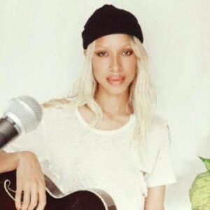 Amelia Hammer Harris Instagram - Living next to the beach has got me in such a wavy mood, definitely affecting the music and I'm loving it. Here's a cover of 'Telepatia' by the lovely @kaliuchis. First heard it on @tiktok and thought it was such a vibe. Also go ahead and smash that link in my bio to see the full video and to subscribe to me on @youtube for more videos! 

Ok, meet me by the pool for a martini.🍹🌊💋