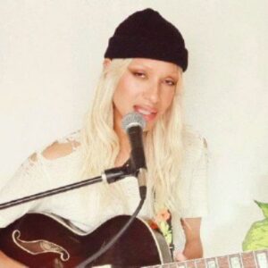Amelia Hammer Harris Instagram - Living next to the beach has got me in such a wavy mood, definitely affecting the music and I'm loving it. Here's a cover of 'Telepatia' by the lovely @kaliuchis. First heard it on @tiktok and thought it was such a vibe. Also go ahead and smash that link in my bio to see the full video and to subscribe to me on @youtube for more videos! 

Ok, meet me by the pool for a martini.🍹🌊💋