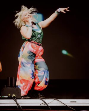 Amelia Meath Instagram - Skibbling 

📸: @grahamtlbrtfoto 

Feeling both happy and puzzled to be out playing shows. It’s so strange to start a tour with two festivals- no way to find center before you slam on the accelerator. 

But! Tonight we play The Metro in Chicago- one of my favorite clubs of all time💗

How is everyone doing/feeling?