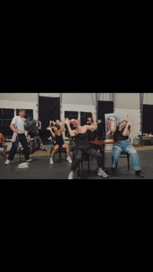 Amélie B. Simard Instagram - Découvrez en primeur les premiers extraits de la chanson « Champagne », tirée de la nouvelle comédie musicale Le Matou et captée en pleine répétition!
Quand on entend cette chanson, on ne peut pas faire autrement que de la fredonner… mais attendez de voir le numéro complet, il vous en mettra plein la vue!

Avec ses chansons originales, sa distribution talentueuse et son histoire indémodable, Le Matou est LE spectacle à ne pas manquer en grande tournée québécoise en 2024-2025! 🤩🐈‍⬛

Les représentations débutent dès le mois d’août à Sherbrooke et Gatineau.
D’ici là, toute l’équipe travaille très fort en répétition pour vous éblouir aux quatre coins du Québec!

🎟️ Voyez cette œuvre bien de chez nous comme jamais auparavant : lematou.ca