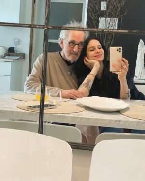 Amélie B. Simard Instagram - Bonne fête papa, le premier homme de ma vie. J’ai vraiment eu la chance d’avoir le plus bel exemple comme figure paternelle. Tu es extraordinaire et je me considère infiniment choyée. Je t’aime.