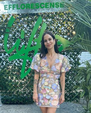 Amélie B. Simard Instagram - Quand nous nous sommes rencontrés, LIFT n’était qu’une idée dans ta tête. Mais cela partait de ton désir sincère d’aider les jeunes et de faire une différence. Je trouvais ça admirable tes idées de grandeur. Neuf ans plus tard, tu as une équipe d’une dizaine d’employés, tous aussi merveilleux les uns que les autres, qui partagent les mêmes valeurs que toi. Vous aidez des milliers de jeunes chaque jour dans la commission scolaire anglophone de Montréal. Dans le domaine communautaire, c’est loin d’être facile de rassembler et de susciter l’intérêt des gens, mais encore une fois hier soir, j’ai pu voir comment ta persévérance et ton amour pour @camplift rayonnent. La soirée @efflorescence.camplift a été un succès fou, bien au-delà de ce que je m’étais imaginé. J’en reviens pas encore. Et tous ceux qui étaient présents, wow!  C’était la première édition d’Efflorescence, mais certainement pas la dernière. Mais ce qui m’a le plus touché hier, ce sont les quatre jeunes qui étaient là, des jeunes que tu as accompagnés il y a déjà quelques années, et qui sont venus t’aider de façon bénévole pour la soirée. Ils sont tous venus me voir, individuellement, l’un après l’autre, pour me dire à quel point Mister Jonathan (comme ils aiment t’appeler) leur a sauvé la vie, littéralement, et que pour eux, être là ce soir était leur façon de te montrer leur reconnaissance. Ça vaut tout l’or du monde ça. Je suis tellement fière de toi mon amour. Continue de voir grand, c’est si beau ce que tu accomplis.