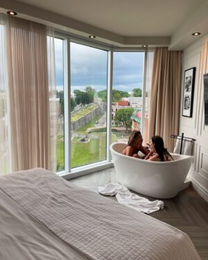 Amélie B. Simard Instagram - Bath time ! 

#hotel #quebec #vieuxquebec #friend #bachelorette