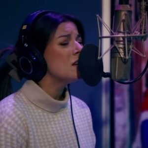 Amélie B. Simard Instagram - Découvrez « Qu’une vie », une première chanson tirée de notre comédie musicale Le Matou! 🐈‍⬛🤩
 
« Qu’une vie » est une balade poignante et mélancolique interprétée en duo par Audrey-Louise Beauséjour (Élise) et Matthieu Lévesque (Florent), qui incarnent les personnages principaux du spectacle. Empreinte de fragilité et traitant principalement de pardon, d’espoir, de déchirure et d’amour, elle arrive à un moment charnière du spectacle, soit lorsque Florent et Élise se retrouvent après une chicane de couple causée par une infidélité. 💔
 
La chanson est disponible dès maintenant sur YouTube et le sera bientôt sur les autres plateformes d’écoute.
 
Pour toutes les dates de représentation et l’achat de billets, rendez-vous sur lematou.ca

Paroles et musique : Jessy Brouillard