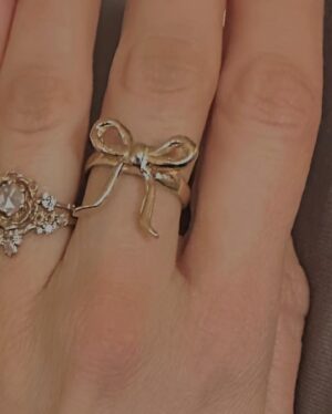 Amélie B. Simard Instagram - Enfin! Ça fait quelques semaines que j’attends patiemment cette merveille de chez @petiteforge . Une commande bien spéciale qu’elle a fait pour moi; cette bague en or solide 🎀, ainsi que les minis boucles pour les oreilles. Non mais pour vrai, cette boucle qui habille mon doigt est juste trop parfaite, je capote. Je suis tombée en amour avec ton travail Camille et la gentille personne derrière tout ça . Je vous invite à aller découvrir sa page @petiteforge, c’est trop beau!