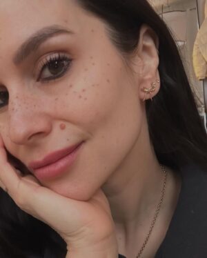 Amélie B. Simard Instagram - Enfin! Ça fait quelques semaines que j’attends patiemment cette merveille de chez @petiteforge . Une commande bien spéciale qu’elle a fait pour moi; cette bague en or solide 🎀, ainsi que les minis boucles pour les oreilles. Non mais pour vrai, cette boucle qui habille mon doigt est juste trop parfaite, je capote. Je suis tombée en amour avec ton travail Camille et la gentille personne derrière tout ça . Je vous invite à aller découvrir sa page @petiteforge, c’est trop beau!