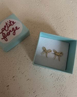 Amélie B. Simard Instagram - Enfin! Ça fait quelques semaines que j’attends patiemment cette merveille de chez @petiteforge . Une commande bien spéciale qu’elle a fait pour moi; cette bague en or solide 🎀, ainsi que les minis boucles pour les oreilles. Non mais pour vrai, cette boucle qui habille mon doigt est juste trop parfaite, je capote. Je suis tombée en amour avec ton travail Camille et la gentille personne derrière tout ça . Je vous invite à aller découvrir sa page @petiteforge, c’est trop beau!