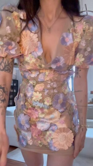 Amélie B. Simard Instagram - Pour l’événement @efflorescence.camplift j’hésite entre les fleurs, les paillettes ou le léopard. C’est quoi ton look pref toi?