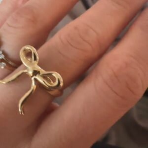 Amélie B. Simard Instagram - Enfin! Ça fait quelques semaines que j’attends patiemment cette merveille de chez @petiteforge . Une commande bien spéciale qu’elle a fait pour moi; cette bague en or solide 🎀, ainsi que les minis boucles pour les oreilles. Non mais pour vrai, cette boucle qui habille mon doigt est juste trop parfaite, je capote. Je suis tombée en amour avec ton travail Camille et la gentille personne derrière tout ça . Je vous invite à aller découvrir sa page @petiteforge, c’est trop beau!