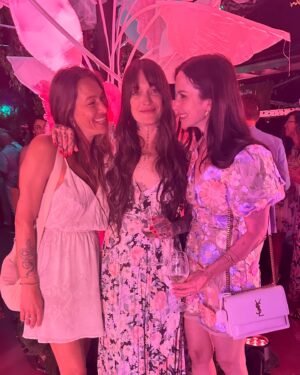 Amélie B. Simard Instagram - Quand nous nous sommes rencontrés, LIFT n’était qu’une idée dans ta tête. Mais cela partait de ton désir sincère d’aider les jeunes et de faire une différence. Je trouvais ça admirable tes idées de grandeur. Neuf ans plus tard, tu as une équipe d’une dizaine d’employés, tous aussi merveilleux les uns que les autres, qui partagent les mêmes valeurs que toi. Vous aidez des milliers de jeunes chaque jour dans la commission scolaire anglophone de Montréal. Dans le domaine communautaire, c’est loin d’être facile de rassembler et de susciter l’intérêt des gens, mais encore une fois hier soir, j’ai pu voir comment ta persévérance et ton amour pour @camplift rayonnent. La soirée @efflorescence.camplift a été un succès fou, bien au-delà de ce que je m’étais imaginé. J’en reviens pas encore. Et tous ceux qui étaient présents, wow!  C’était la première édition d’Efflorescence, mais certainement pas la dernière. Mais ce qui m’a le plus touché hier, ce sont les quatre jeunes qui étaient là, des jeunes que tu as accompagnés il y a déjà quelques années, et qui sont venus t’aider de façon bénévole pour la soirée. Ils sont tous venus me voir, individuellement, l’un après l’autre, pour me dire à quel point Mister Jonathan (comme ils aiment t’appeler) leur a sauvé la vie, littéralement, et que pour eux, être là ce soir était leur façon de te montrer leur reconnaissance. Ça vaut tout l’or du monde ça. Je suis tellement fière de toi mon amour. Continue de voir grand, c’est si beau ce que tu accomplis.