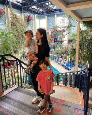 Amélie B. Simard Instagram - Mettons que tu cherches désespérément comment occuper un futur week-end avec tes enfants, deux mots : Hôtel Québec. 

@leshotelsjaro