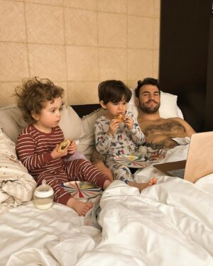 Amélie B. Simard Instagram - Mettons que tu cherches désespérément comment occuper un futur week-end avec tes enfants, deux mots : Hôtel Québec. 

@leshotelsjaro