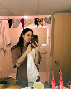 Amélie B. Simard Instagram - Mettons que tu cherches désespérément comment occuper un futur week-end avec tes enfants, deux mots : Hôtel Québec. 

@leshotelsjaro