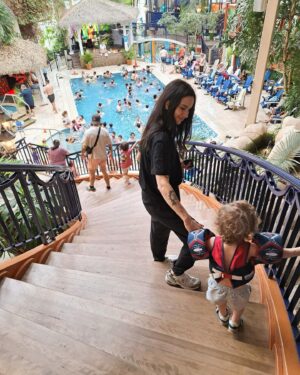 Amélie B. Simard Instagram - Mettons que tu cherches désespérément comment occuper un futur week-end avec tes enfants, deux mots : Hôtel Québec. 

@leshotelsjaro