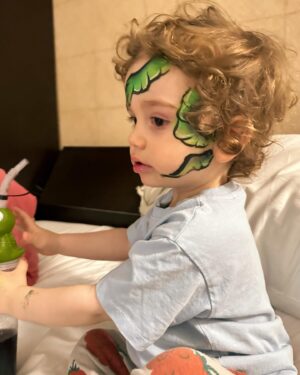 Amélie B. Simard Instagram - Mettons que tu cherches désespérément comment occuper un futur week-end avec tes enfants, deux mots : Hôtel Québec. 

@leshotelsjaro