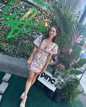 Amélie B. Simard Instagram - Quand nous nous sommes rencontrés, LIFT n’était qu’une idée dans ta tête. Mais cela partait de ton désir sincère d’aider les jeunes et de faire une différence. Je trouvais ça admirable tes idées de grandeur. Neuf ans plus tard, tu as une équipe d’une dizaine d’employés, tous aussi merveilleux les uns que les autres, qui partagent les mêmes valeurs que toi. Vous aidez des milliers de jeunes chaque jour dans la commission scolaire anglophone de Montréal. Dans le domaine communautaire, c’est loin d’être facile de rassembler et de susciter l’intérêt des gens, mais encore une fois hier soir, j’ai pu voir comment ta persévérance et ton amour pour @camplift rayonnent. La soirée @efflorescence.camplift a été un succès fou, bien au-delà de ce que je m’étais imaginé. J’en reviens pas encore. Et tous ceux qui étaient présents, wow!  C’était la première édition d’Efflorescence, mais certainement pas la dernière. Mais ce qui m’a le plus touché hier, ce sont les quatre jeunes qui étaient là, des jeunes que tu as accompagnés il y a déjà quelques années, et qui sont venus t’aider de façon bénévole pour la soirée. Ils sont tous venus me voir, individuellement, l’un après l’autre, pour me dire à quel point Mister Jonathan (comme ils aiment t’appeler) leur a sauvé la vie, littéralement, et que pour eux, être là ce soir était leur façon de te montrer leur reconnaissance. Ça vaut tout l’or du monde ça. Je suis tellement fière de toi mon amour. Continue de voir grand, c’est si beau ce que tu accomplis.